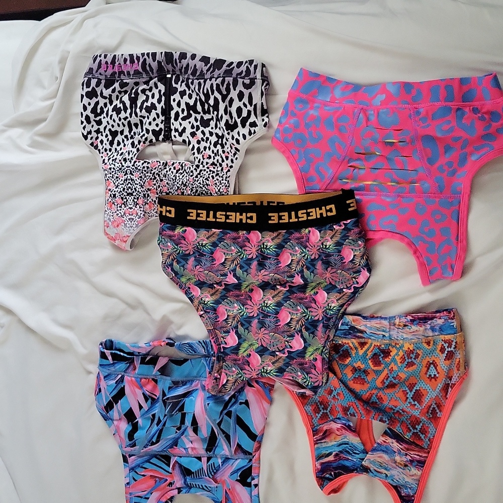 Lot of 5 Chestees size 6